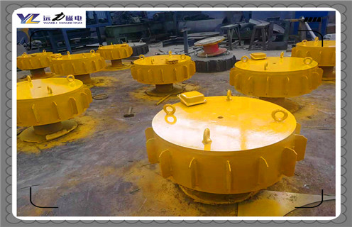 江西RCDC-8電磁除鐵器原理生產(chǎn)廠家_選型_河北江西RCDC-8電磁除鐵器原理生產(chǎn)廠家工作原理_價(jià)格，RCDC系列風(fēng)冷自卸式電磁除鐵器，是在RCDA系列風(fēng)冷懸掛式電磁除鐵器的基礎(chǔ)上增加了驅(qū)動(dòng)電機(jī)、滾筒、帶刮板的卸鐵膠帶等組成的卸鐵機(jī)構(gòu)。在工作過(guò)程中卸鐵機(jī)構(gòu)自動(dòng)將卸鐵皮帶上吸附的鐵磁性物質(zhì)拋到除鐵器以外的集鐵箱內(nèi)，無(wú)需停電人工清理，實(shí)現(xiàn)了除鐵自動(dòng)化。  一、江西RCDC-8電磁除鐵器原理生產(chǎn)廠家_選型_河北江西RCDC-8電磁除鐵器原理生產(chǎn)廠家工作原理_價(jià)格  1、在鋼鐵廠、水泥廠、多用于礦渣除鐵和保護(hù)輥壓機(jī)、立磨、破碎機(jī)等重要設(shè)備。  2、計(jì)算機(jī)模擬設(shè)計(jì)。  3、結(jié)構(gòu)簡(jiǎn)單，易維護(hù)。  4、磁場(chǎng)強(qiáng)、功率大、磁透深度大。  5、采用軸流風(fēng)機(jī)散熱線效果良好，電磁線圈溫升低。  6、用于輸送膠帶上任何物料的除鐵，對(duì)各種型號(hào)的破碎機(jī)、磨機(jī)等設(shè)備起著可靠的保護(hù)作用。